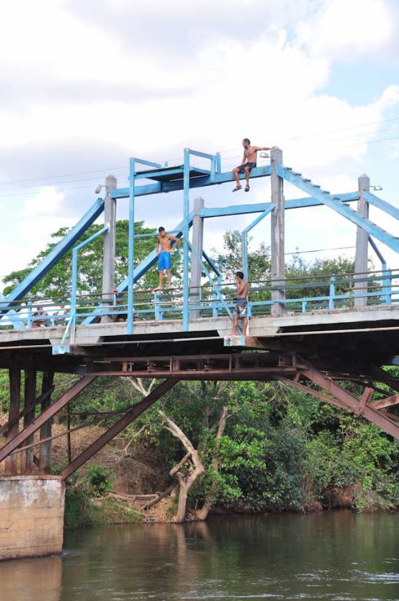 Tentando chegar à plataforma da torre da ponte em Ponte Alta do Tocantins, entrada do Jalapão - TO
